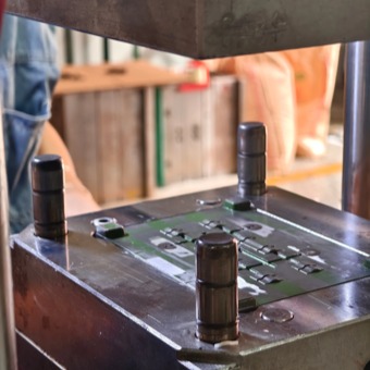 Button and Small-Part Family Mold